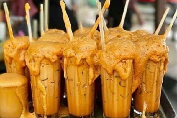 
Teh Tarik, a beloved Malaysian beverage, showcases the art of "pulling" tea to create a frothy and creamy concoction that balances the perfect blend of sweetness and aromatic tea flavors.